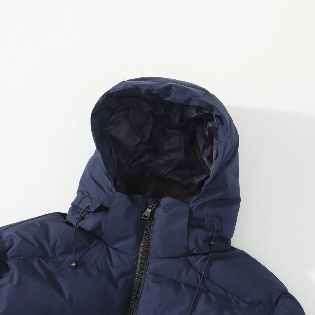 P680 #R58 Ralph Lauren/Ralph Lauren classic new down jacket jacket with detachable hood extra thick plush down jacket men's top "Thousands of stitches of electric embroidery, the logo is like a work of art" The imported Barudan embroidery machine is used to carve the classic polo logo with precision electric embroidery technology. Each letter is full and three-dimensional, with clear details, making it the "most expensive embroidered logo" on the down jacket, highlighting its extraordinary status. "75% national standard high-quality white duck down, light and heat-locking" is filled with 75% high-quality white duck down, which is light and pressure-free, but has excellent warmth retention. After compression, it can quickly rebound and become fluffy, say goodbye to bloat, embrace unburdened warmth, and face the cold winter without timidity. "Technical fabrics that protect against cold and wind and rain" · Long-lasting fluffy and non-stiffening, consistent thermal performance · 400T high-density gallbladder + pinhole retraction technology, completely say goodbye to velvet · Windproof and waterproof matte fabric with adjustable hem, easy to deal with bad weather "Five colors come together to interpret diverse styles" · White: pure first snow, fresh and versatile · Black: classic without limits, calm and atmospheric · Navy blue: low-key and elegant, suitable for both business and leisure · Sky blue: bright and healing, brightening up dull winter days · Khaki: retro and gentle, the first choice for urban wanderers "The details are authentic, the texture is everywhere" The original electroplated YK zipper is smooth and durable, the detachable hood can be worn multiple times, and the original hangtag and washable label ensure authentic quality. The same design for men and women makes it easy to control whether it is used as a couple's outfit or to create personal style, making it an indispensable fashion equipment this winter.  Color: Black, Navy, Khaki, White, Sky Blue Size: S M L